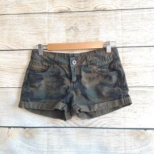 UK2LA Camo Cuffed Shorts 3
